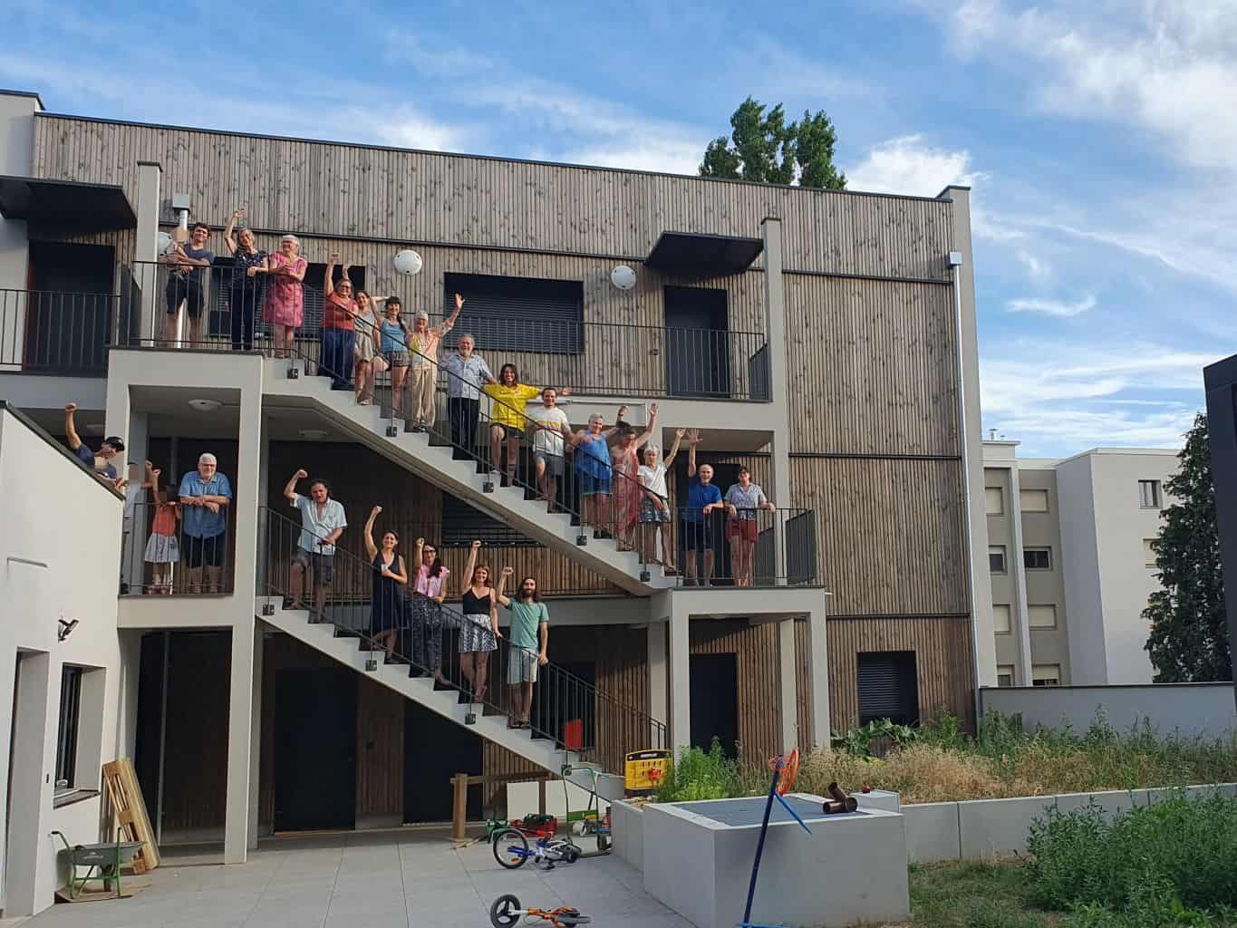 Tr&eacute;volution - Habitants sur l'escalier ext&eacute;rieur